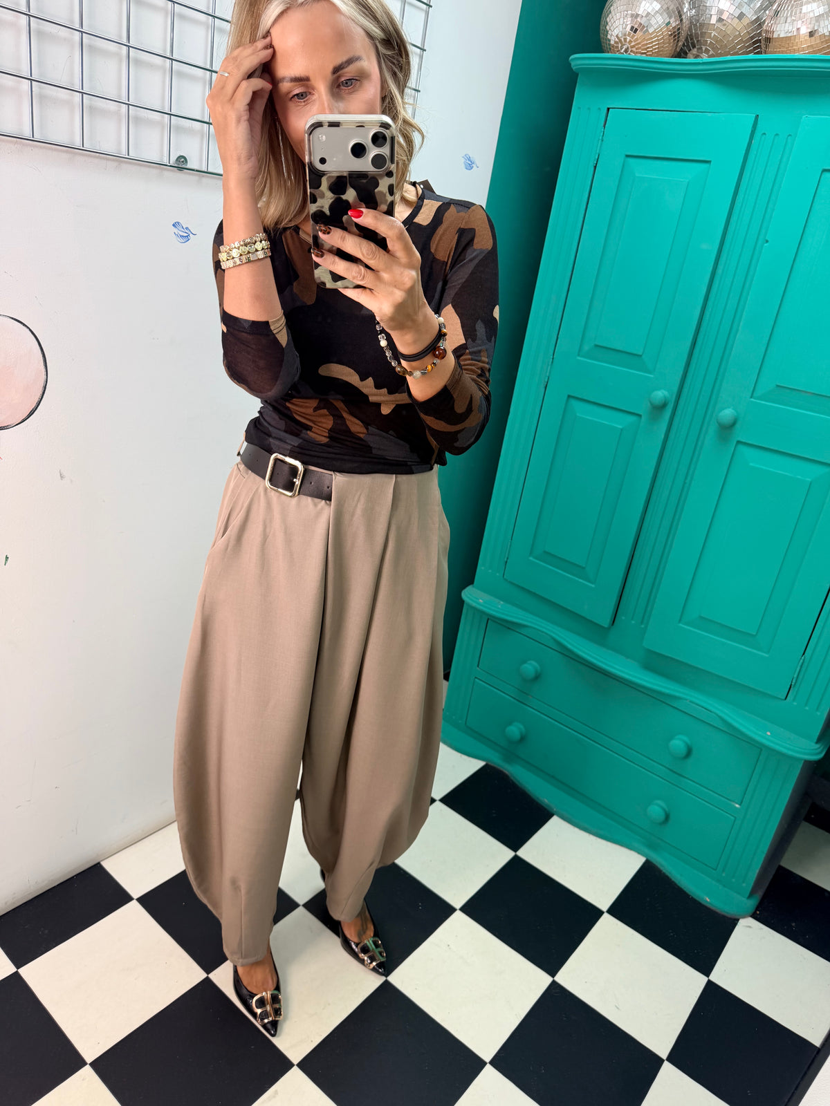 The Harper Half Belt Barrel Trousers Taupe