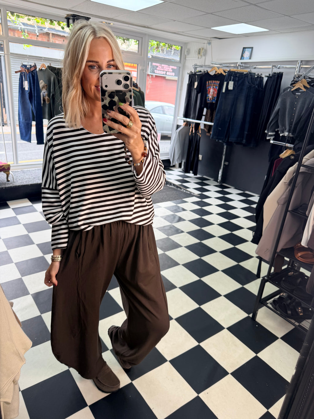 Basic Stripe - White and chocolate